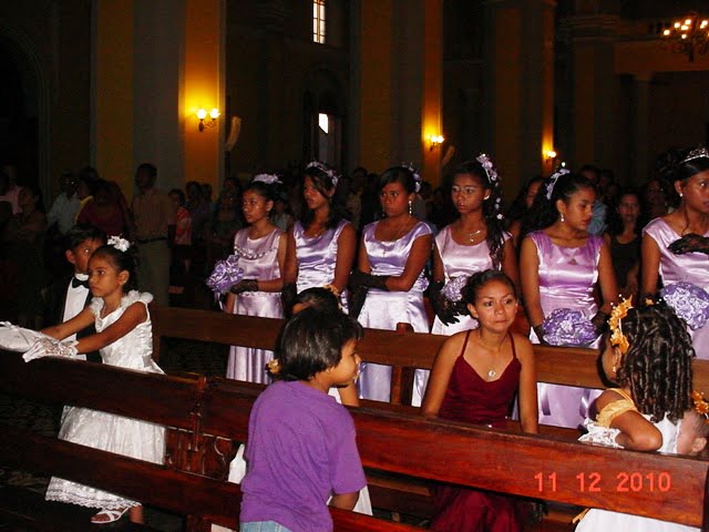 Mucha gente lde diferentes estratos sociales asistio al matrimonio Vega Rosales